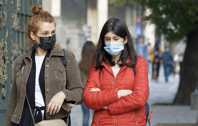 COVID ragazze marciapiede mascherina