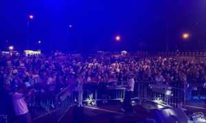 Leo Gassmsn arona on stage