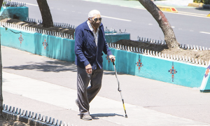 anziano bastone covid