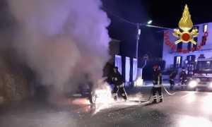 arona auto fiamme