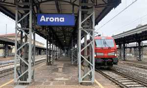 arona stazione binari treno