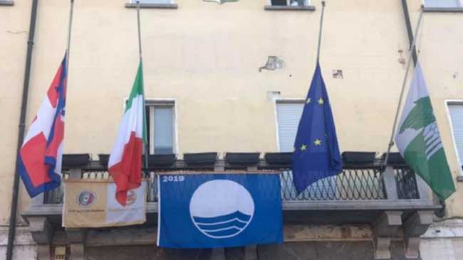 bandiere mezzasta arona