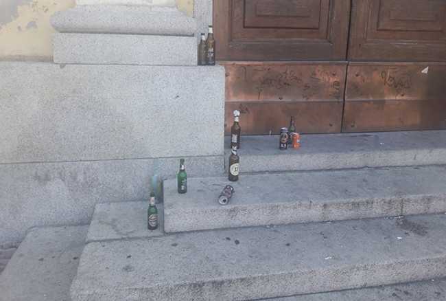 bottoglie movida scale chiesa