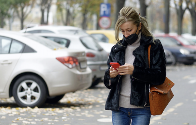 covid donna strada mascherina