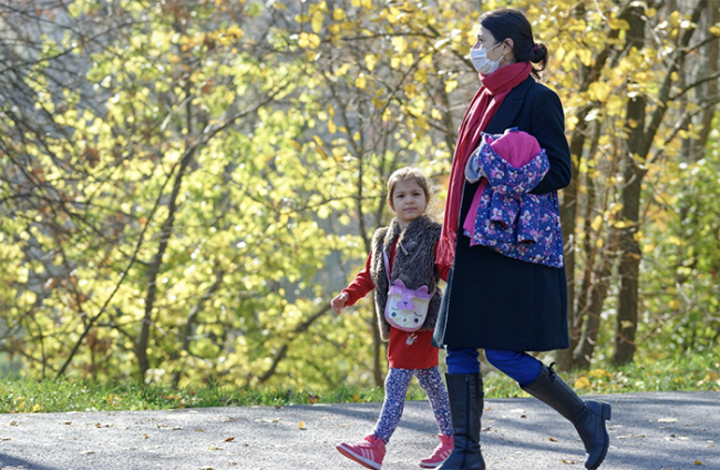 covid mamma bambina passeggiata