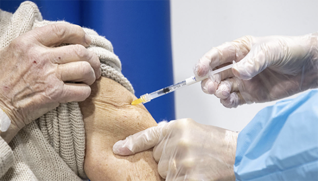 covid siringa anziana