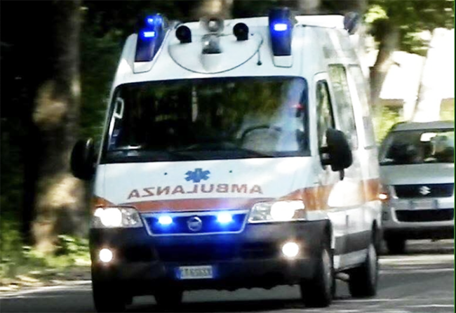 fretta strada giorno ambulanza