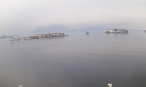 isole lago nebbia