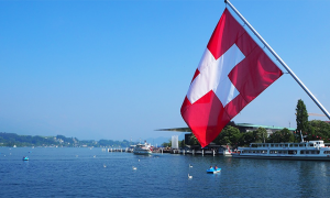 lago bandiera svizzera traghetto
