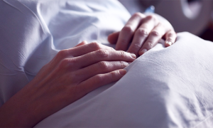 mani letto paziente