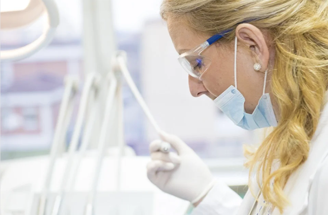 medico mascherina donna profilo