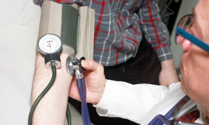 medico pressione braccioi