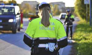 polizia locale spalle donna