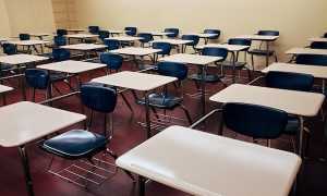 scuola aula banchi