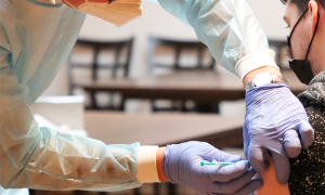 vaccinazione da dietro