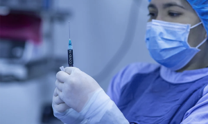 vaccino siringa covid infermiera