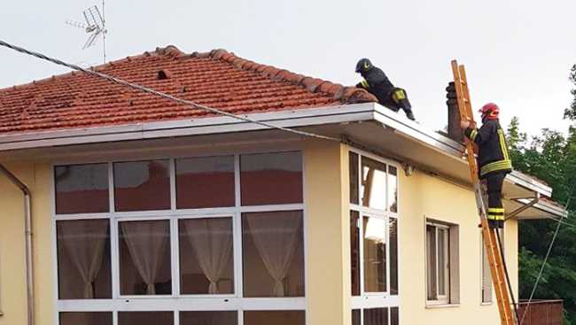 vigili fuoco pombia tetto fulmine