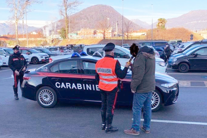 Fermato dai CC: positivo ad alcol e droga, in auto anche una mazza da baseball
