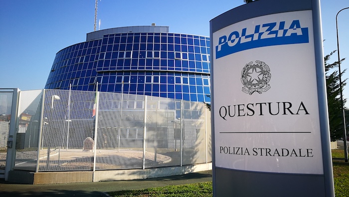Molesta due studentesse delle medie fuori da scuola, 30enne del Gambia in manette