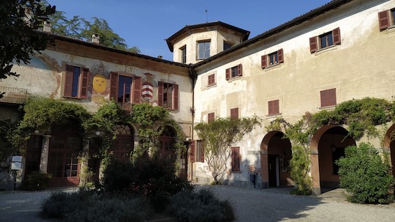 varallo pombia cortile municipio