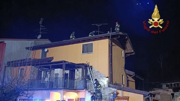 incendio comignago vvff