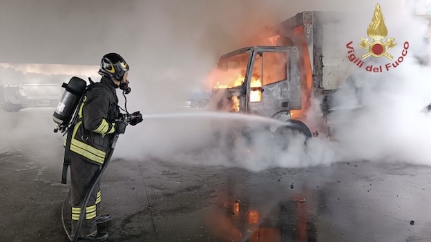 borgo ticino camion fiamme