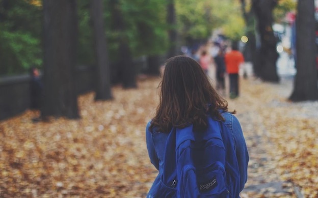 alunna cartella autunno